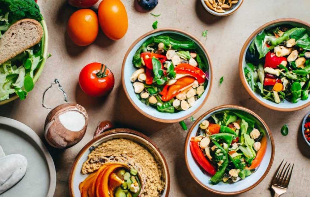 غذاهای گیاهی مناسب برای سفر: انتخاب‌های سالم، آسان و قابل حمل