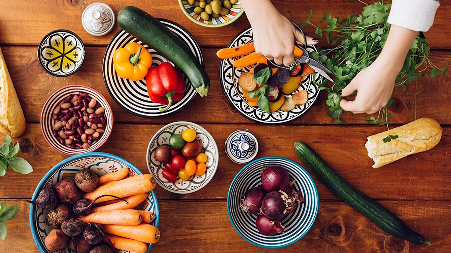 مقایسه رژیم گیاهی و رژیم مدیترانه‌ای: نگاهی انسانی، علمی و اخلاقی به تغذیه امروز